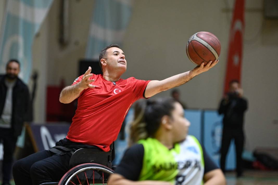 Ünlüler ve tekerlekli sandalye basketbolcuları, Dünya Engelliler Günü’nde dostluk maçında buluştu 11